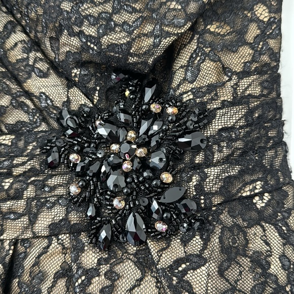 Peplum, lace and taffeta gown - Picture 3 of 15